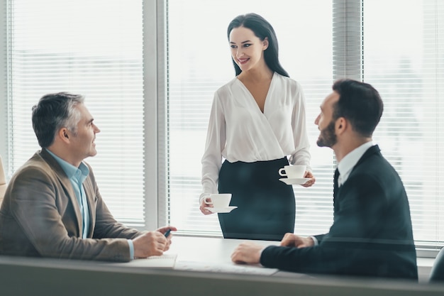 Les hommes d'affaires assis à la table du bureau