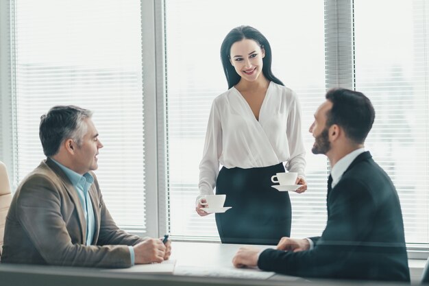 Les hommes d'affaires assis à la table du bureau