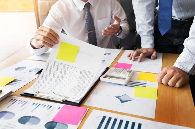 Des hommes d'affaires au bureau.