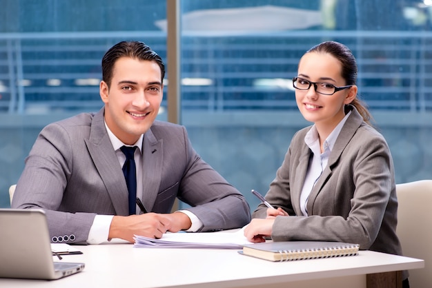 Hommes d'affaires ayant une discussion au bureau