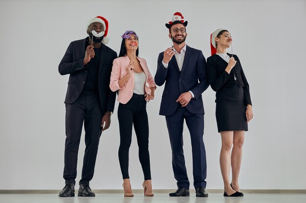 Photo les hommes d'affaires ayant une fête de mascarade