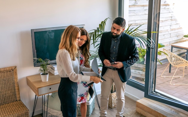 Photo hommes d'affaires ayant une réunion de travail informelle