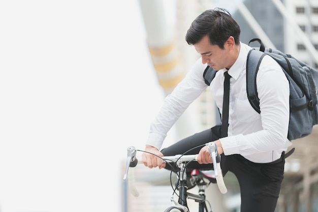 Hommes d&#39;affaires à bicyclette