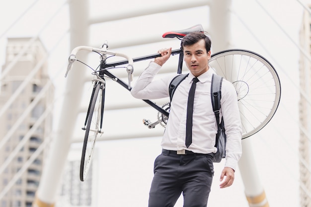 Photo hommes d'affaires à bicyclette