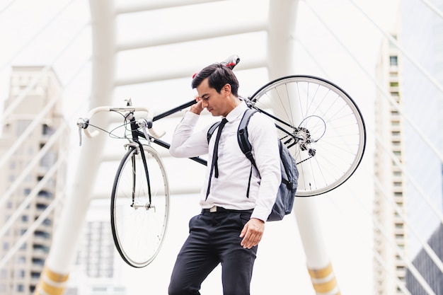 Photo hommes d'affaires à bicyclette