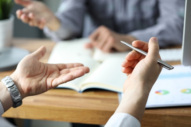 Hommes affaires, bureau, discuter, problèmes