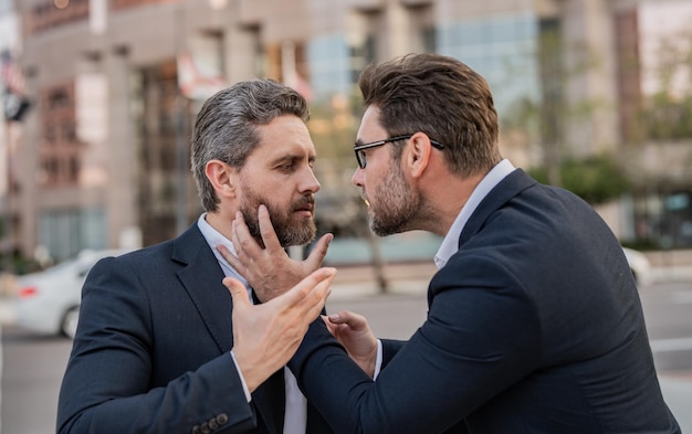 Des hommes d'affaires en colère qui se battent ont un conflit commercial photo d'hommes d'affaires ont un conflit commercial