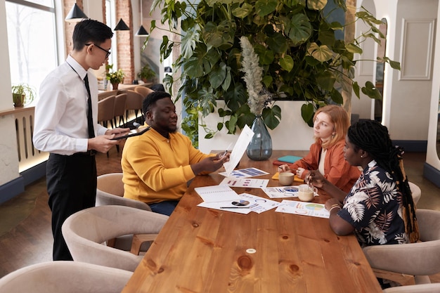 Des hommes d'affaires commandent un déjeuner dans un restaurant.