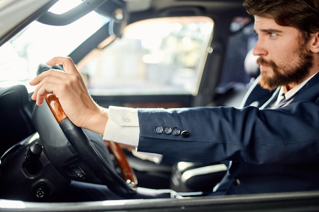 Photo hommes d'affaires en costume dans une voiture un voyage au travail riche en service de réussite