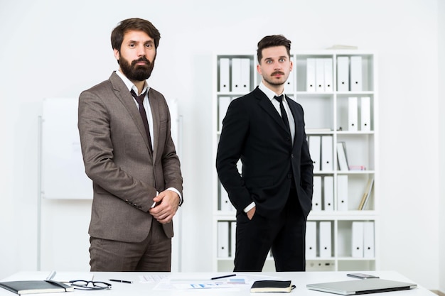 hommes affaires, debout, dans, bureau