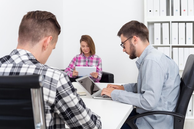 Hommes d'affaires développant une stratégie commerciale