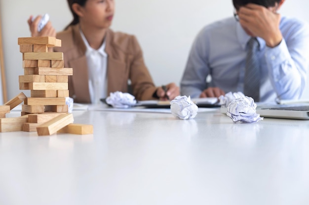 Des hommes d'affaires discutant de graphiques assis à table.