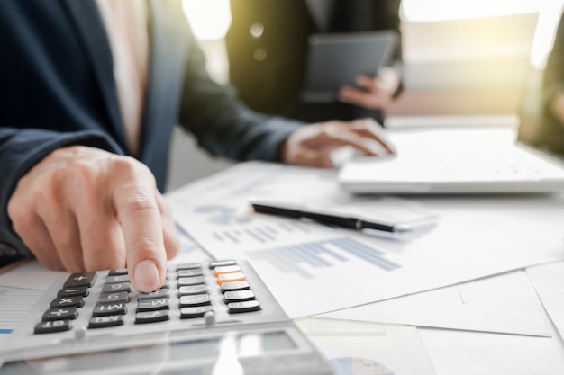 Des hommes d'affaires discutant de graphiques à leur bureau.