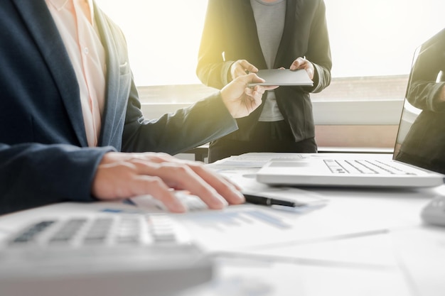 Des hommes d'affaires discutant de graphiques à leur bureau.