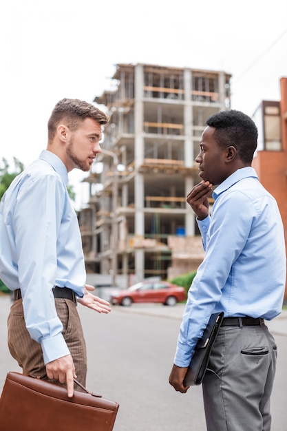 Hommes d'affaires discutant d'un projet de construction