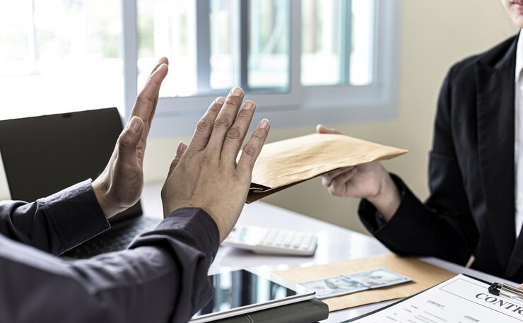 Photo les hommes d'affaires donnent des dollars pour soudoyer les employés dans la signature de contrats pour acheter illégalement des terres et des biens immobiliers