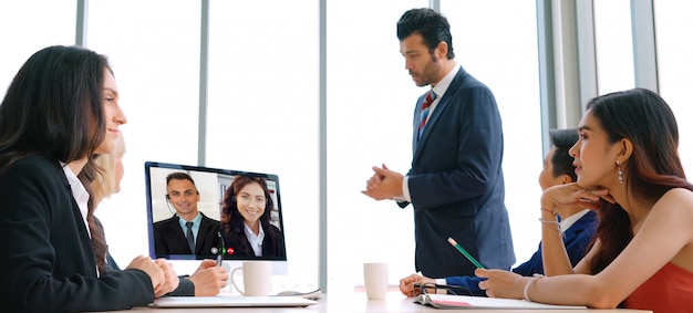 Les hommes d'affaires du groupe d'appel vidéo se réunissent sur un lieu de travail virtuel ou un bureau distant