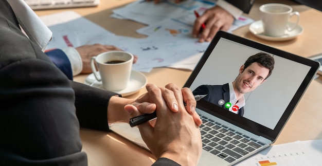 Les hommes d'affaires du groupe d'appel vidéo se réunissent sur un lieu de travail virtuel ou un bureau distant