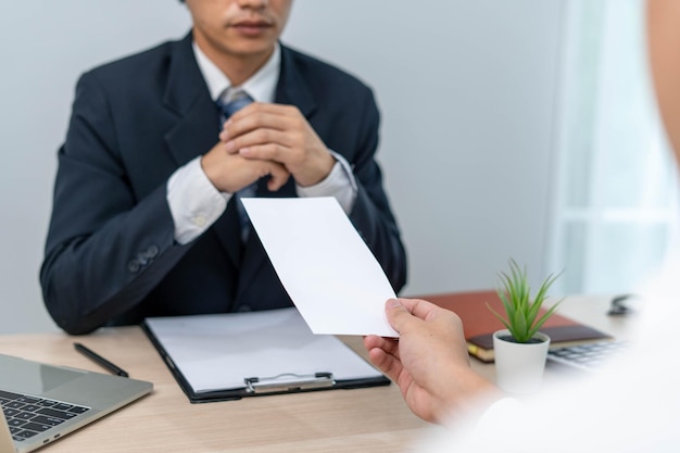 Les hommes d'affaires envoient des lettres de démission aux cadres ou aux gestionnaires Inclure des informations sur la démission, les postes vacants et les changements d'emploi