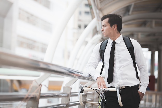 Hommes d&#39;affaires, faire du vélo