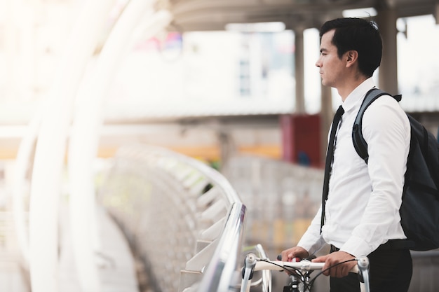 Hommes d&#39;affaires, faire du vélo