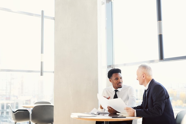 Hommes d'affaires faisant de la paperasse au bureau