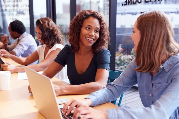 Hommes d'affaires et femmes d'affaires travaillant dans un espace de travail partagé à aire ouverte