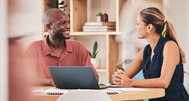 Des hommes d'affaires heureux collaborent sur la planification d'un ordinateur portable et discutent de la stratégie d'un projet en ligne Divers hommes et femmes enthousiastes souriants et partageant un objectif ou une vision pour une startup ou une petite entreprise