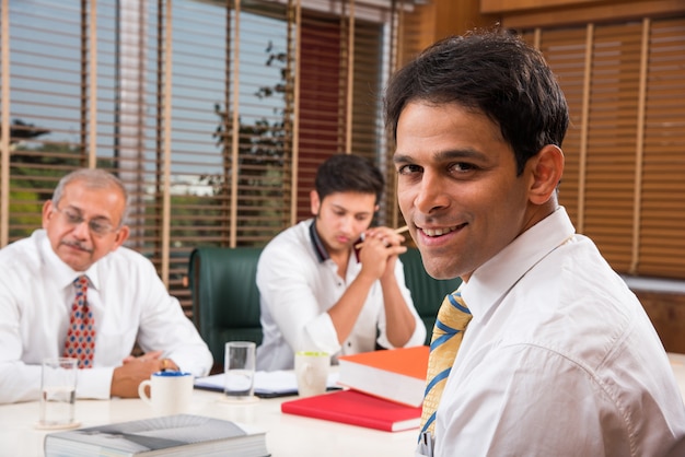 Hommes d'affaires indiens asiatiques ou culture d'entreprise et travail au bureau Concept avec ordinateur portable, documents, réunions, présentations et discussions