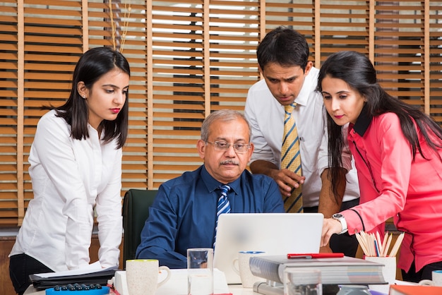 Hommes d'affaires indiens asiatiques ou culture d'entreprise et travail au bureau Concept avec ordinateur portable, documents, réunions, présentations et discussions