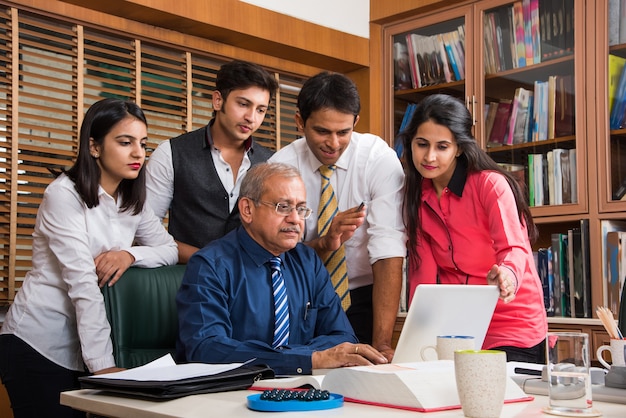 Hommes d'affaires indiens asiatiques ou culture d'entreprise et travail au bureau Concept avec ordinateur portable, documents, réunions, présentations et discussions