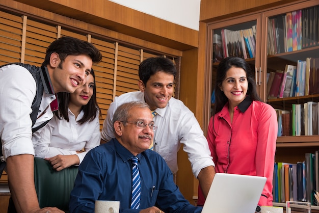 Hommes d'affaires indiens asiatiques ou culture d'entreprise et travail au bureau Concept avec ordinateur portable, documents, réunions, présentations et discussions