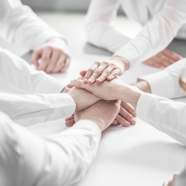 Photo hommes d'affaires joignant les mains