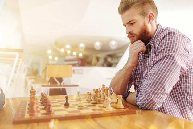 Les hommes d'affaires jouent aux échecs comme concept de stratégie et de tactique