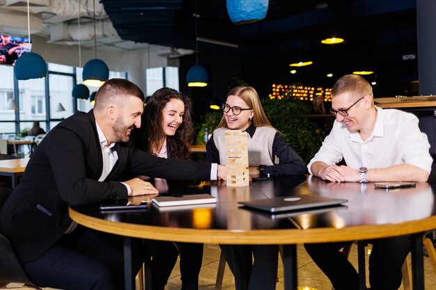 Les hommes d'affaires jouent à des jeux Jenga Ils s'assoient au bureau et jouent à des jeux Photo conceptuelle pour la conception et le travail