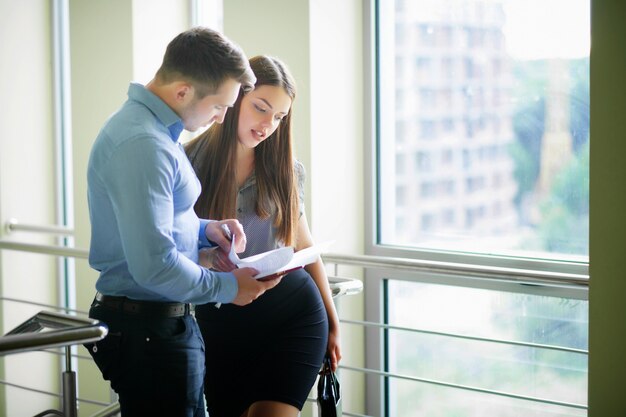 Hommes d'affaires lisant un document ensemble