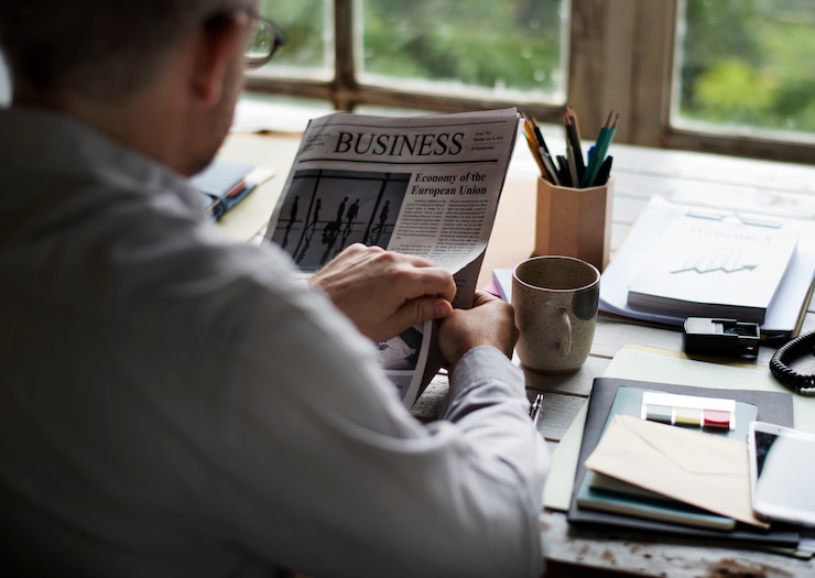 Photo hommes d&#39;affaires lisant un journal au bureau