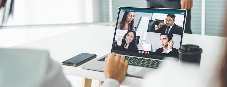 Photo les hommes d'affaires lors d'une réunion par appel vidéo discutent avec compétence du plan d'affaires