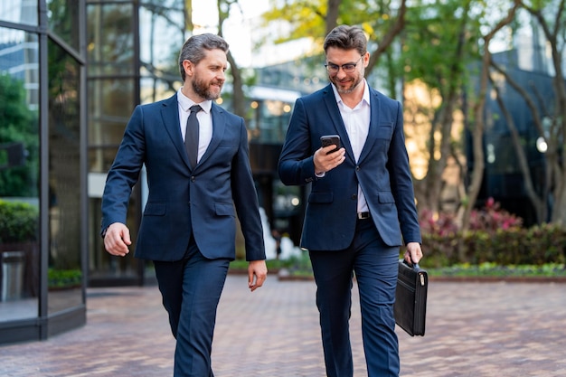 Hommes d'affaires marchant dans la rue sur la stratégie commerciale de l'équipe d'affaires en plein air de la ville américaine