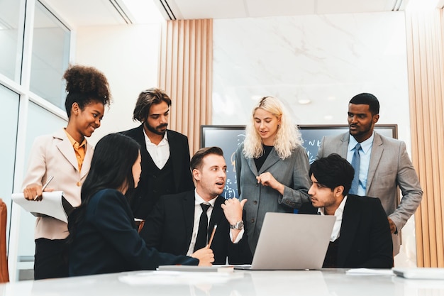 Des hommes d'affaires multiculturels discutant ensemble d'une idée d'entreprise Orné