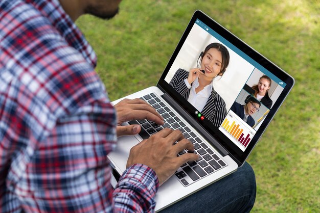 Des hommes d'affaires par appel vidéo se réunissent sur un lieu de travail virtuel ou un bureau distant