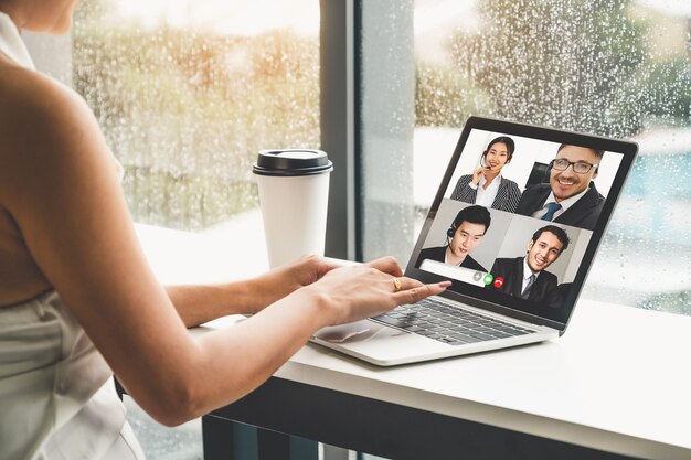 Des hommes d'affaires par appel vidéo se réunissent sur un lieu de travail virtuel ou un bureau distant