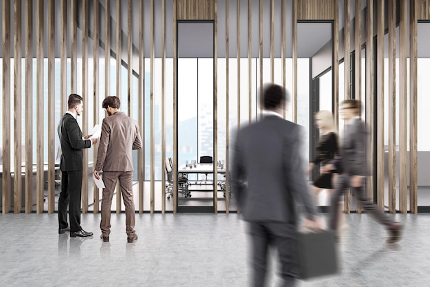 Des hommes d'affaires passent devant une salle de conférence avec des fenêtres panoramiques et des stores en bois vus d'un hall de bureau. rendu 3d.