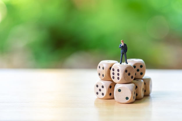 Hommes d&#39;affaires de personnes miniature debout sur le marché boursier paniqué