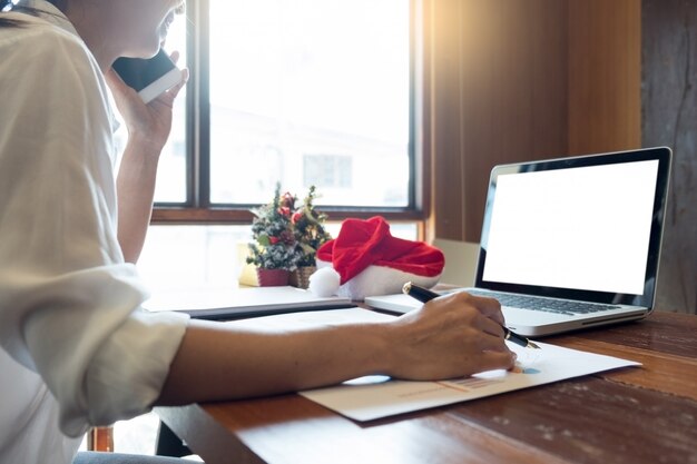 Hommes d&#39;affaires portant le bonnet de Noel célébrant les cadeaux de Noël du nouvel an 2019 au bureau