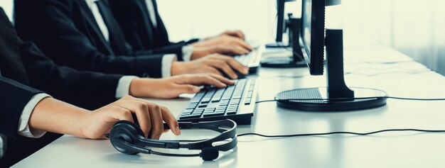 Photo les hommes d'affaires portant des casques travaillant au bureau pour soutenir un client ou un collègue à distance le centre d'appels, le télémarketing, l'agent de support client fournissent un service par téléphone, des vidéoconférences, des appels oratoires.