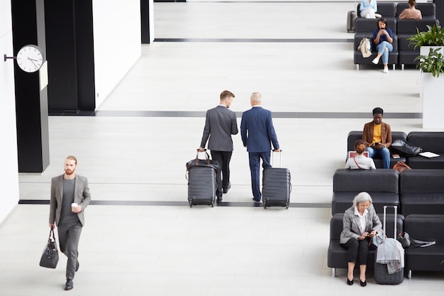 Hommes affaires, Porter, roulé, valises, aéroport