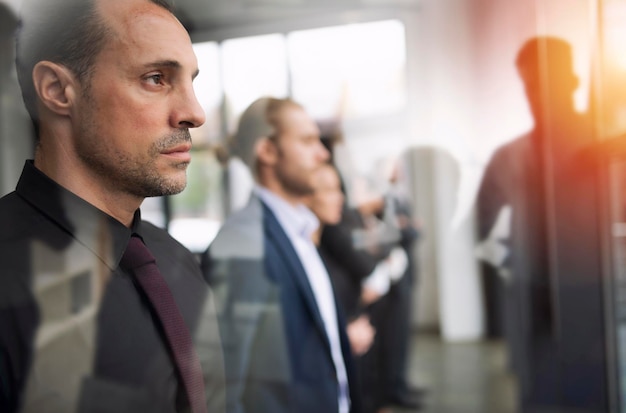 Photo hommes d'affaires qui regardent loin pour l'avenir concept de partenariat de travail d'équipe et double exposition de démarrage