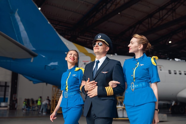 Photo des hommes d'affaires qui s'empilent les mains.