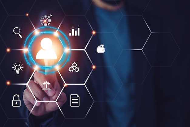 Les hommes d'affaires qui touchent l'écran pour cibler le client Le concept de comportement du client Plan et stratégies de marketing Personnalisation des stratégies de marketing centrées sur le client